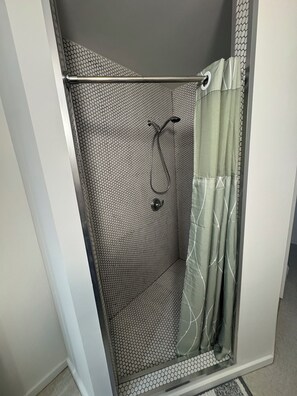 Shower, hair dryer, towels, soap - A Peaceful Retreat close to a lake, walking paths, golf, shopping and hospital. (Lethbridge)