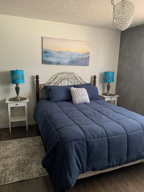2 bedrooms, desk, iron/ironing board, free WiFi - A Peaceful Retreat close to a lake, walking paths, golf, shopping and hospital. (Lethbridge)
