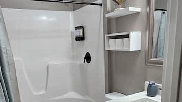 Douche, sĂšche-cheveux, serviettes fournies, savon