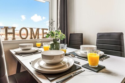 Big Beds | Smart TVs | Ultra Fast Wi-Fi | Sleeps 6