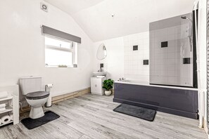 Haartrockner, Handtücher, Toilettenpapier