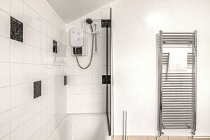 Secadora de cabello, toallas, papel de baño 