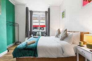 Tabla de planchar con plancha, wifi y ropa de cama 