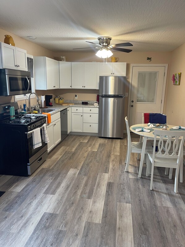 Refrigerador, microondas, horno y parrilla de estufa 