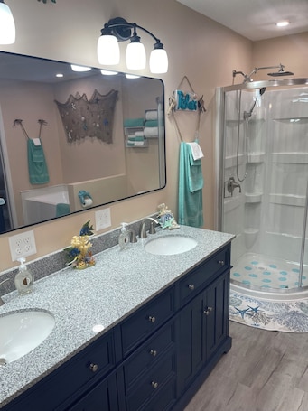 Hair dryer, towels, soap, shampoo. Cozy 1-bedroom home near Circleville, Walking distance to Hargus Lake.