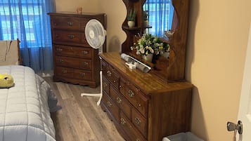 1 habitación, tabla de planchar con plancha, wifi gratis y ropa de cama