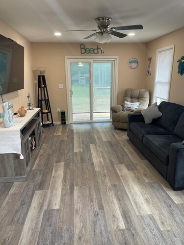 Cozy 1-bedroom home near Circleville, Walking distance to Hargus Lake.