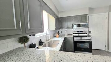 KylskÄp, mikrovÄgsugn, ugn och spishÀll