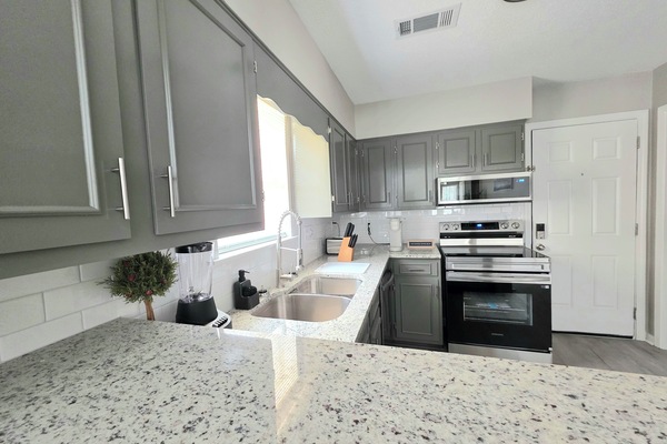 Køleskab, mikrobølgeovn, ovn, kogeplade