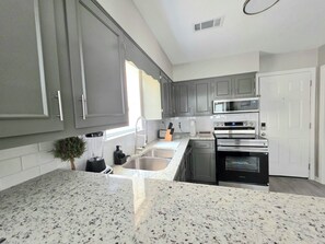 Kjøleskap, mikrobølgeovn, ovn og kokeplater