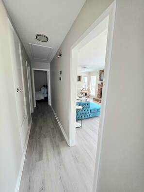 2 slaapkamers, een strijkplank/strijkijzer, gratis wifi, beddengoed