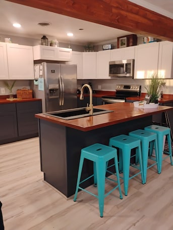 Microwave, oven, stovetop, dishwasher. Hot Tub~Pooltable~MovieScreen~NrbyShoppingDiningGoCarts~Kilmarnock Rivah Retreat