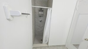 Een haardroger, handdoeken, zeep, toiletpapier