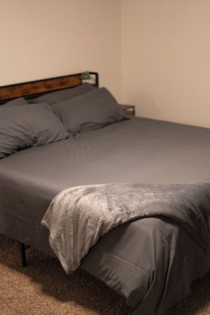 2 bedrooms, iron/ironing board, internet