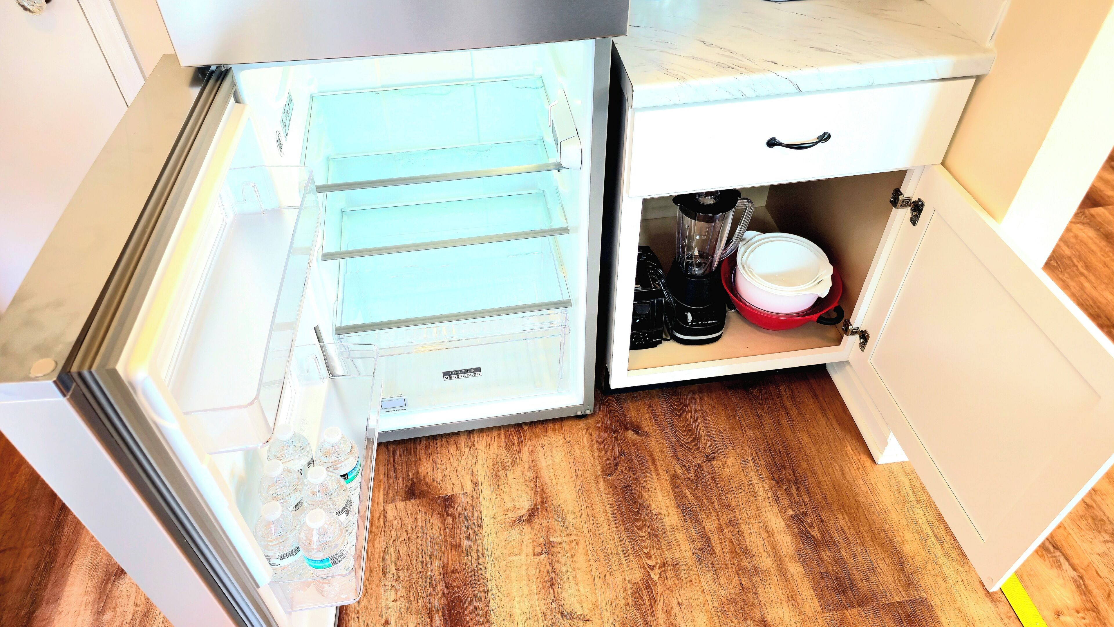 Una cucina con frigorifero, un piano di lavoro e un cassetto.