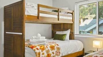 4 chambres, bureau, fer et planche à repasser, accès au Wi-Fi (inclus)