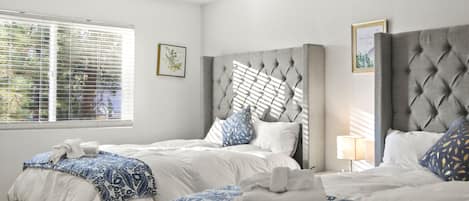 4 室のベッドルーム、デスク、アイロン / アイロン台、旅行用ベビーベッド