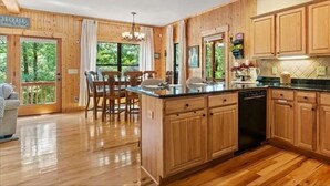 Una cocina de madera con una isla central, armarios de madera y un lavavajillas.