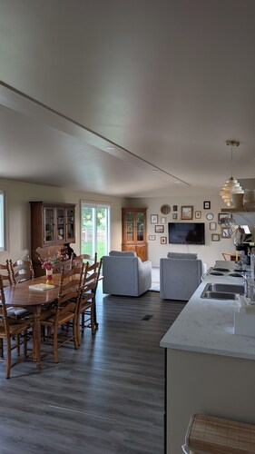 Alpaca Farm Retreat – Cozy 2BR Stay on Kloud 9 Haven, Near Beach & Wineries