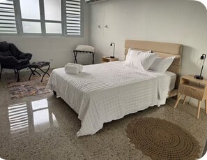 4 多间卧室、熨斗/熨衣板、上网接入、床单