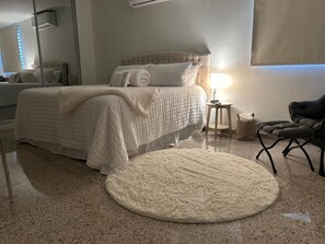 4 bedrooms, iron/ironing board, internet, bed sheets