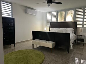 4 bedrooms, iron/ironing board, internet, bed sheets