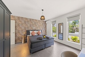 3 habitaciones, escritorio, tabla de planchar con plancha y wifi