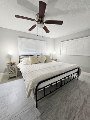 3 slaapkamers, een strijkplank/strijkijzer, internet, beddengoed