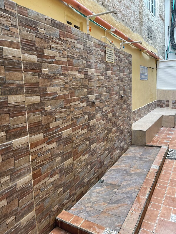 المنطقة المحيطة بالمنشأة