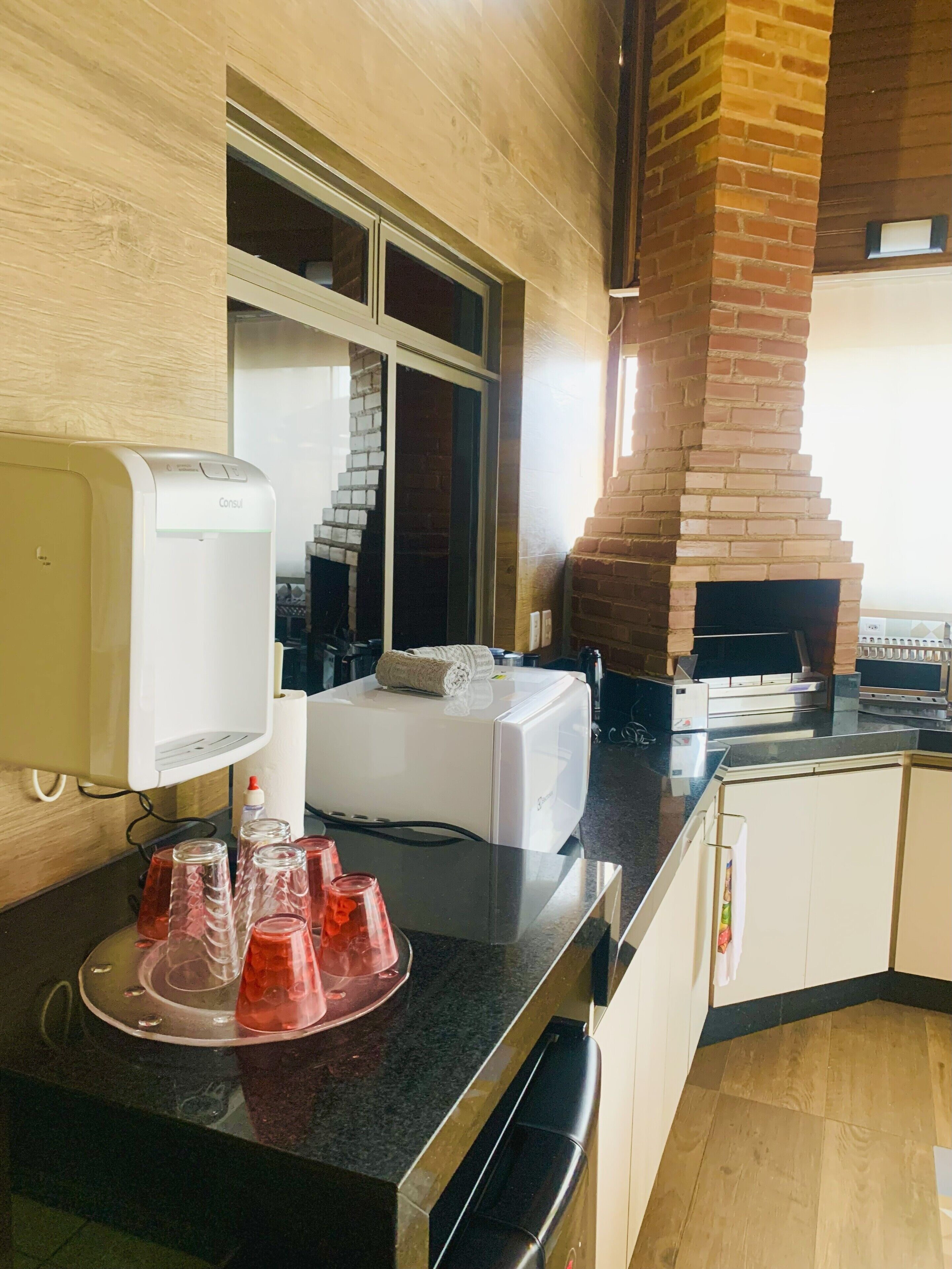 Mikrobølgeovn, ovn, kokeplater og oppvaskmaskin