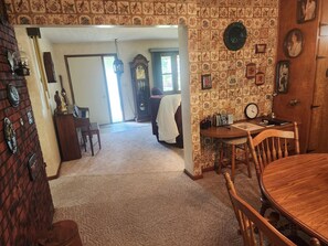 Interior - Hamilton's Hideaway, 3 Bdrm, Amazing 70s Retro Home, 15 mins to NFL Hall Of Fame (Uniontown)