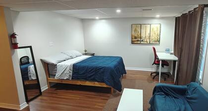 A Cozy Ottawa Hideaway Suitable For Couples & Families Minutes From The Airport