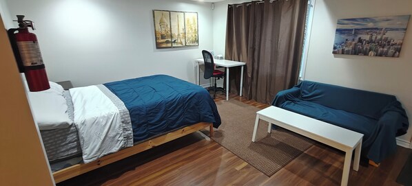 1 slaapkamer, een bureau, beddengoed