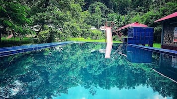 Hồ bơi ngoài trời