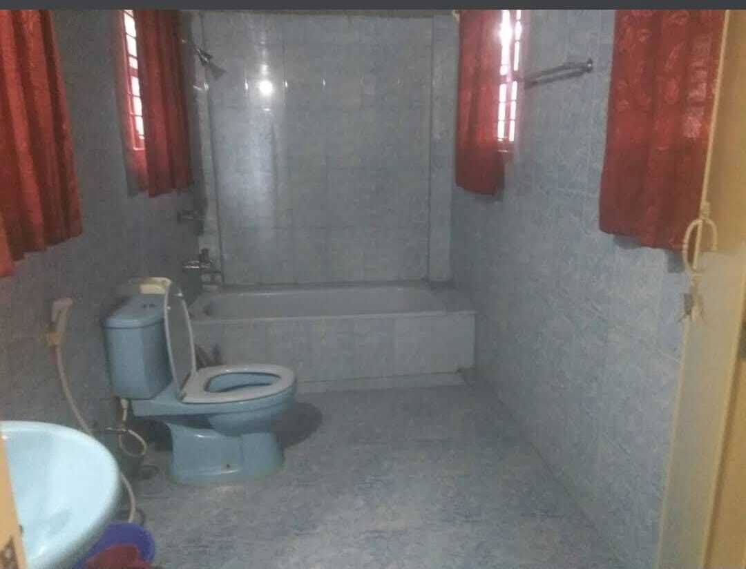 Un baño pequeño con inodoro, lavabo y ducha.