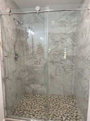 Ducha, secador de pelo, toallas y jabón