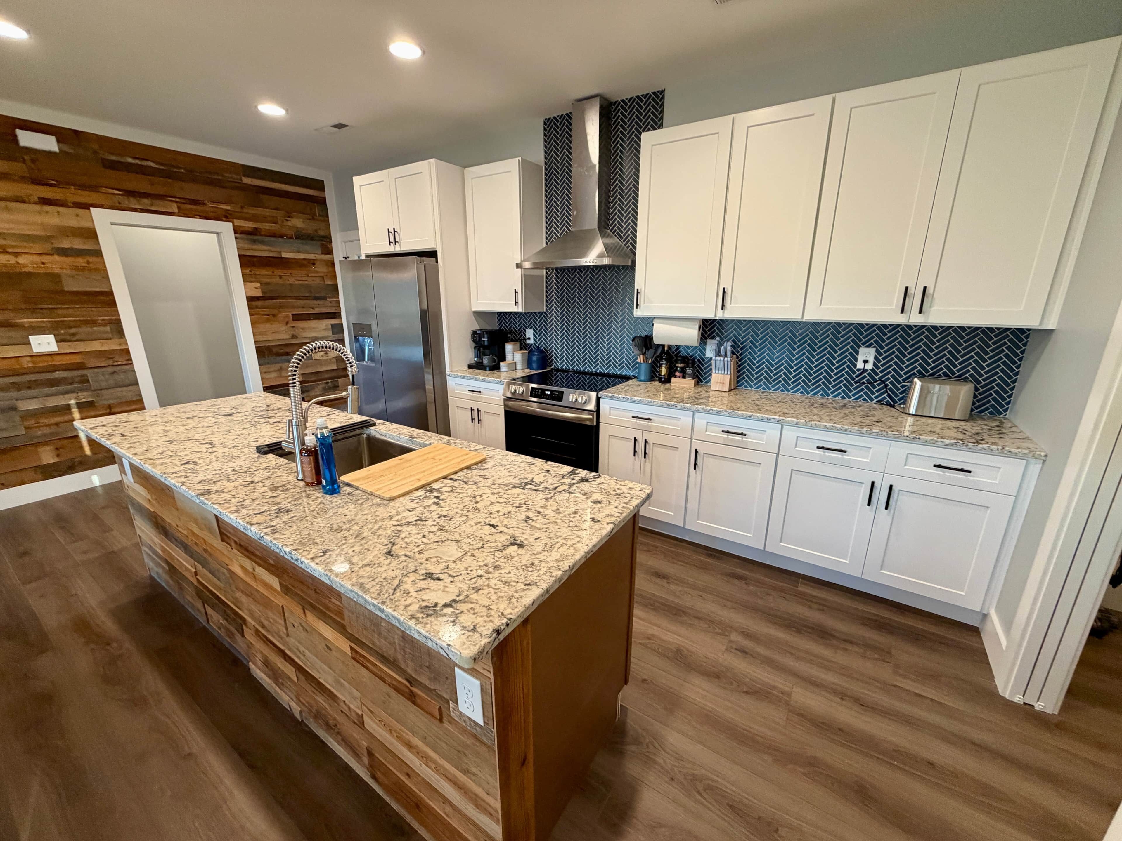 Jääkaappi, mikroaaltouuni, uuni, liesi