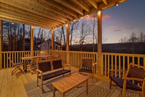 Outdoor dining - Chatt Vistas|3Story|NEW|6bdr6ba|Theater|Hot Tub (Fairview)