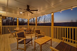 Outdoor dining - Chatt Vistas|3Story|NEW|6bdr6ba|Theater|Hot Tub (Fairview)