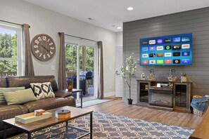 Televisión y chimenea 