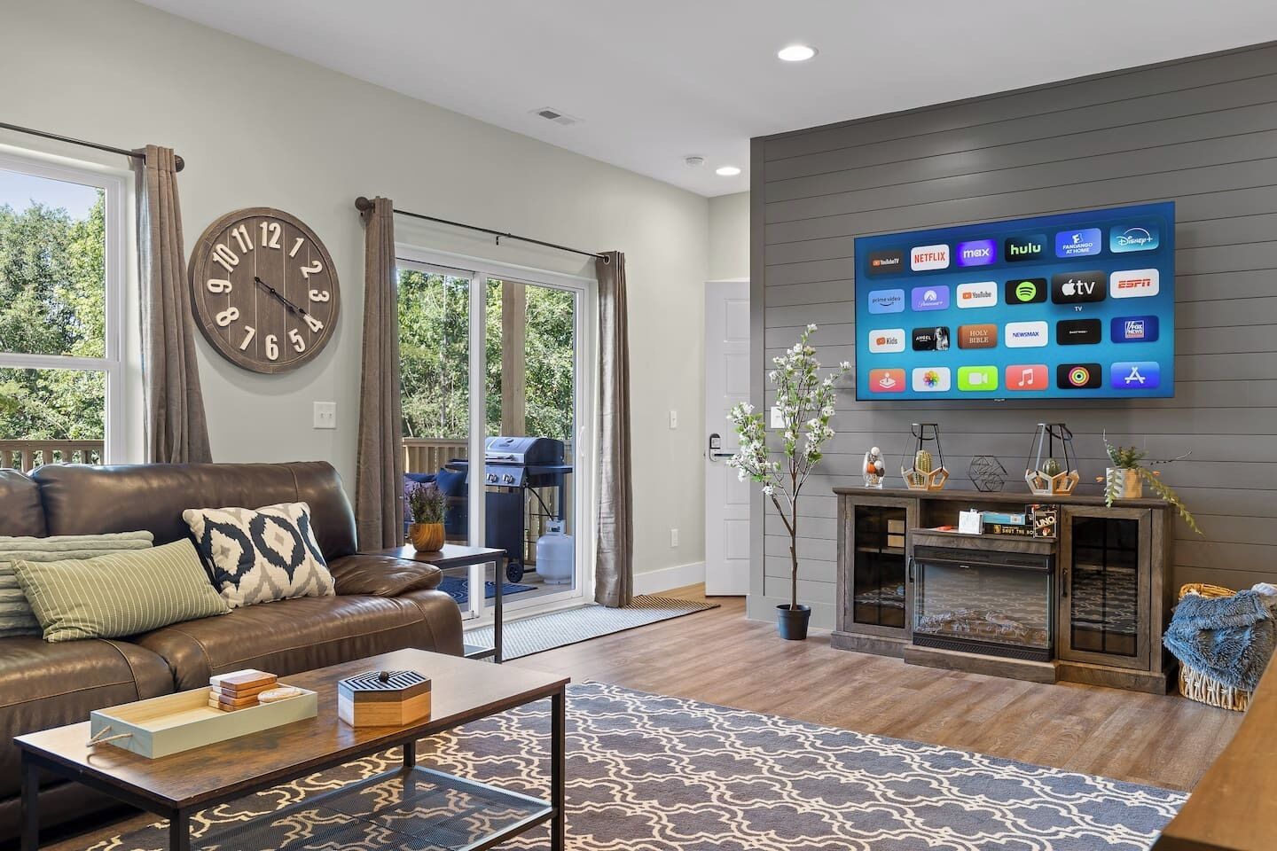 TV, fireplace