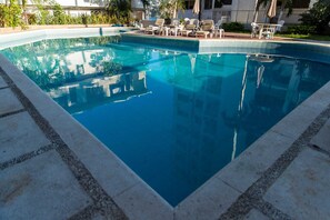 Outdoor pool - 
3BR/2BA Condo With Pool & AC – Steps to the Beach (Acapulco de Juárez)