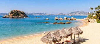 
3BR/2BA Condo With Pool & AC – Steps to the Beach