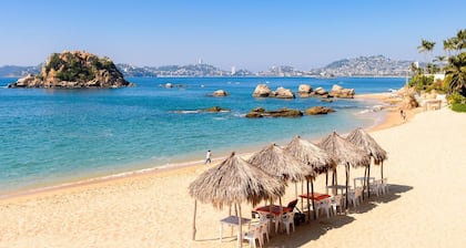 3BR/2BA Condo With Pool & AC â Steps to the Beach