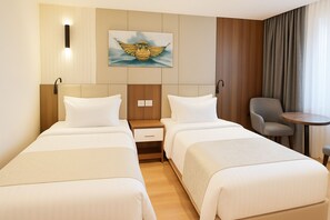 Kahden hengen deluxe-huone, jokinäköala | Tallelokero huoneessa, pimennysverhot, äänieristys