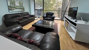 A living room with a sofa, a coffee table, a TV, and a fireplace. - Close to the best places in Polanco (Ciudad de México)