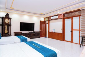 Desk, laptop workspace, iron/ironing board, free WiFi