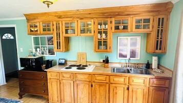 Réfrigérateur, micro-ondes, plaque de cuisson, cafetiÚre/bouilloire