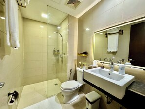Dusche, Haartrockner, Bidet, Handtücher