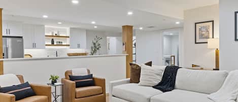 Smart-TV, peis, bordtennis og bøker